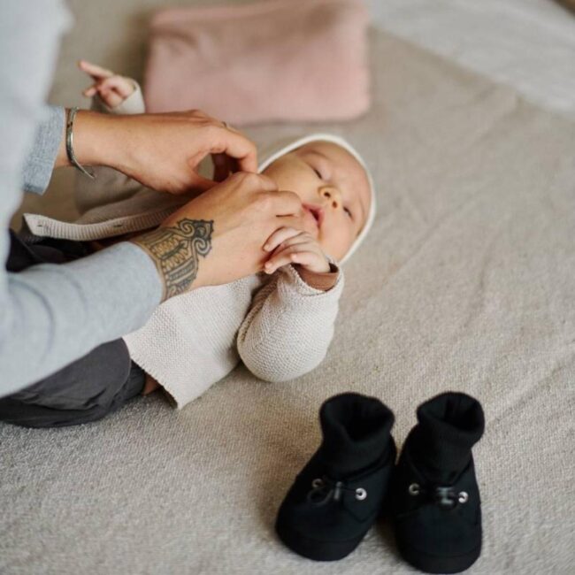 Booties de porteo Momawo color negro - Imagen 5