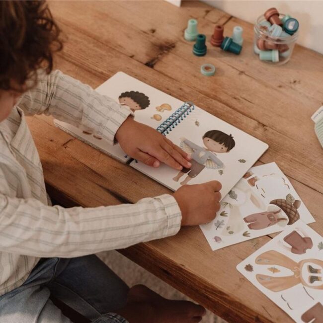 Libro de pegatinas Viste a Jim  Forest Friends de Little Dutch - Imagen 3