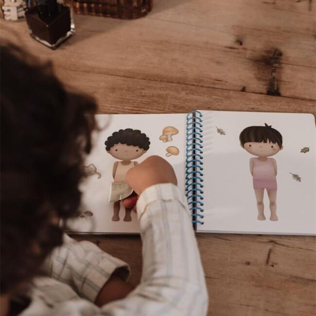 Libro de pegatinas Viste a Jim  Forest Friends de Little Dutch - Imagen 2