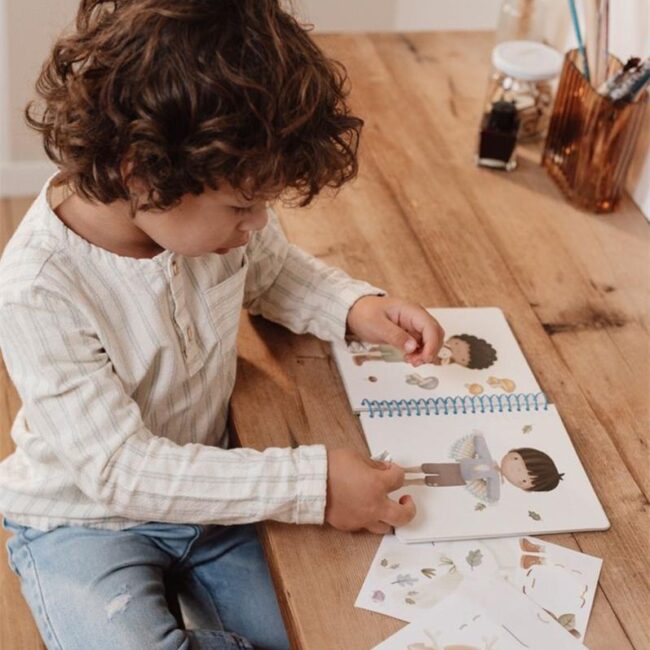 Libro de pegatinas Viste a Jim  Forest Friends de Little Dutch - Imagen 4