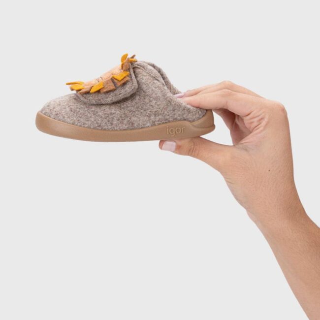 Zapatillas de estar por casa León taupe de Igor - Imagen 4