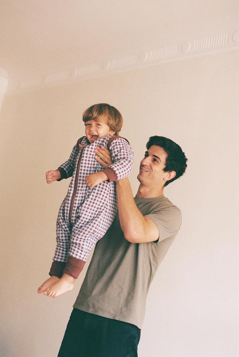 Saco de dormir con pies y mangas Vichy brown/azul de Molis&Co - Imagen 6