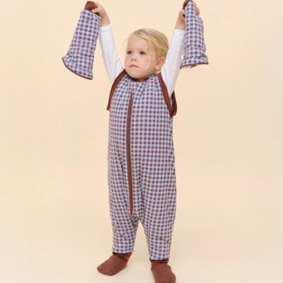 Saco de dormir con pies y mangas Vichy brown/azul de Molis&Co