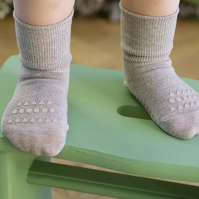 Calcetines antideslizantes de bambú GoBabyGo color beige - Imagen 4