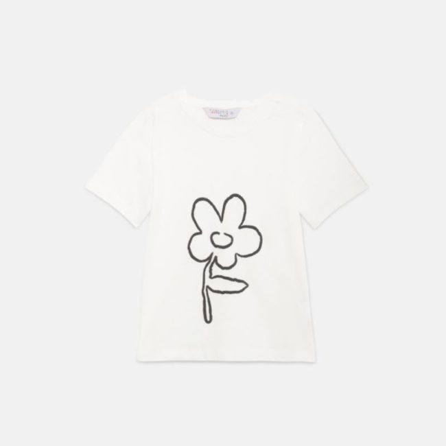 camiseta blanca de manga corta con flor estampada